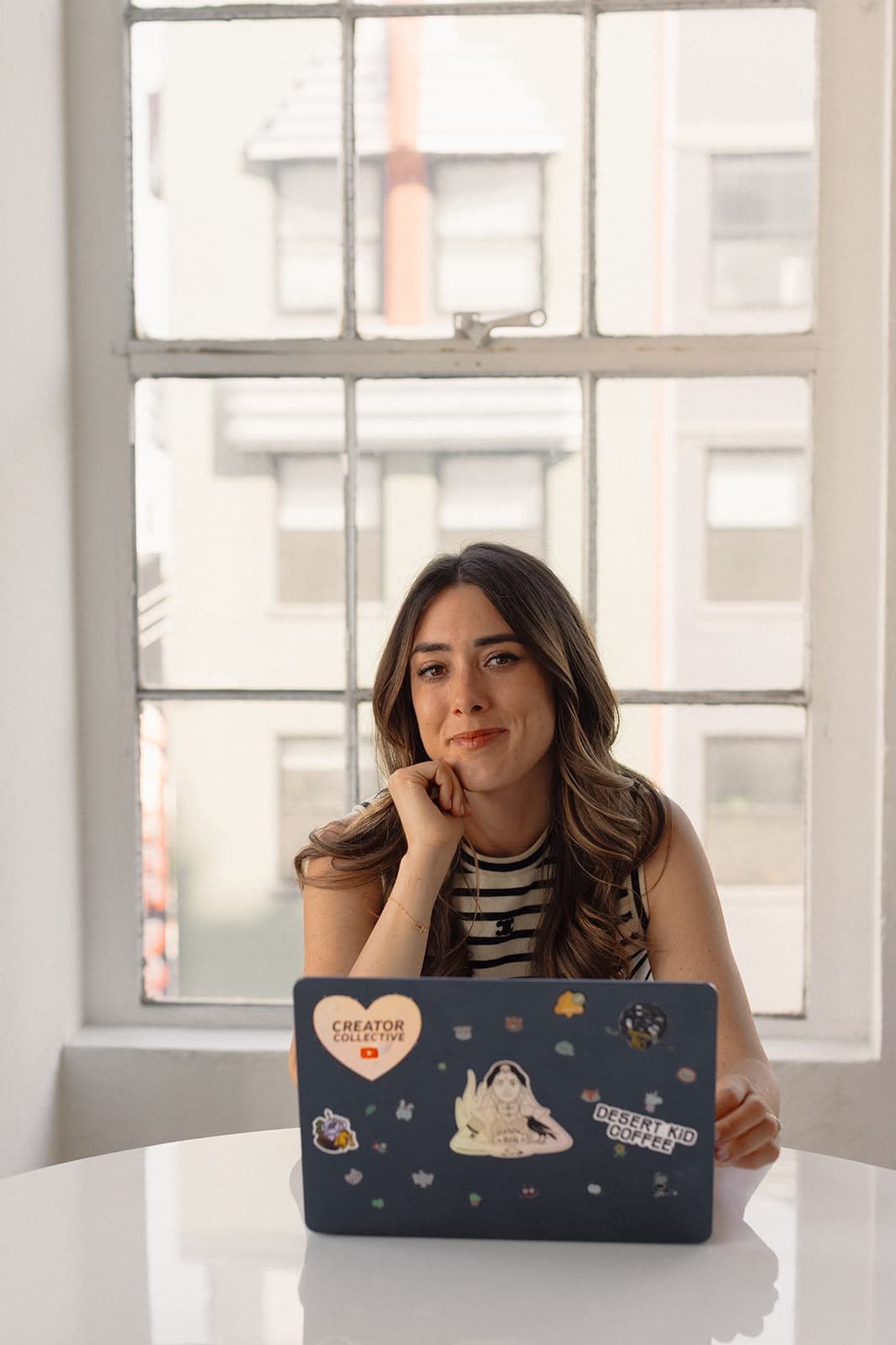 Caroline Mignaux, souriante, derrière son ordinateur